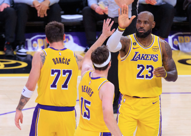 湖人掘金西部排名争夺战：湖人主场复仇掘金