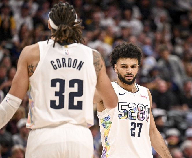 湖人掘金西部排名争夺战：湖人主场复仇掘金