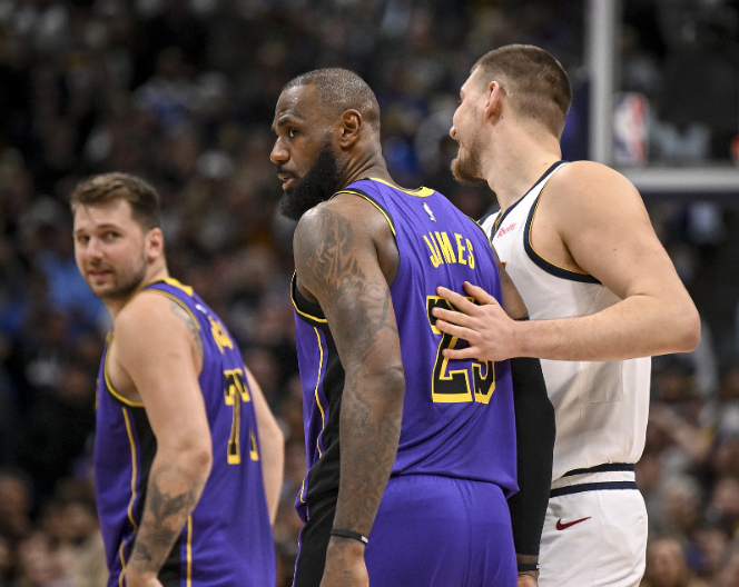 湖人掘金西部排名争夺战：湖人主场复仇掘金