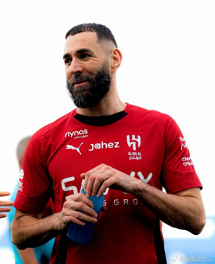 本泽马转会利雅得新月 从队友变对手再成对手对