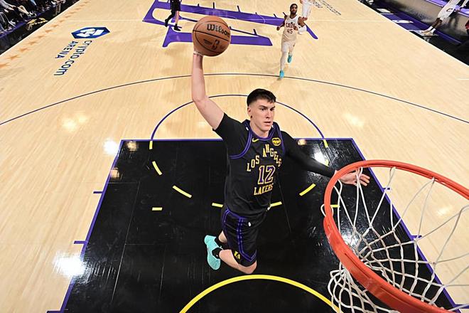 湖人新星拉拉维亚爆发率队取胜 骑士两连胜终结