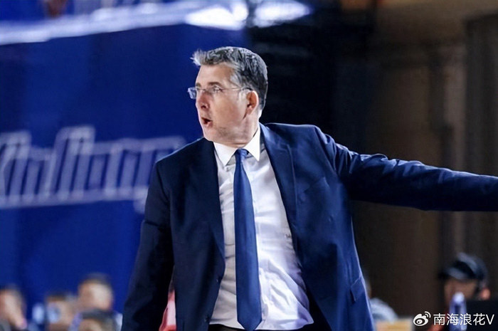 新疆男篮赛季中途换帅引争议 两任主帅遭质疑