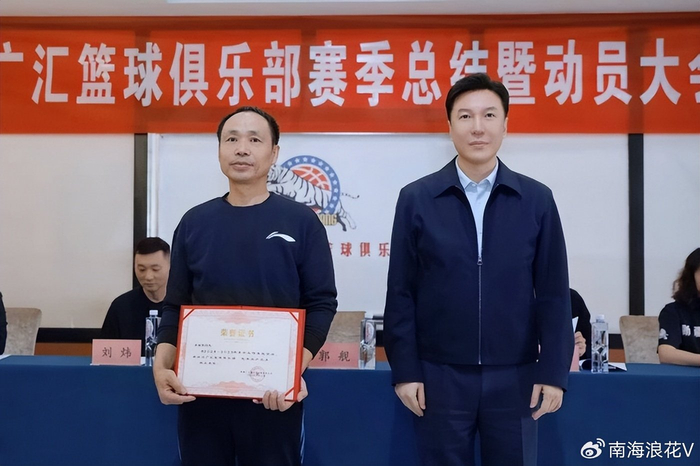 新疆男篮赛季中途换帅引争议 两任主帅遭质疑